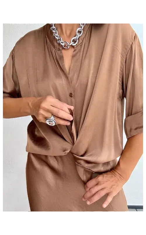 Blusa Satinada Camel