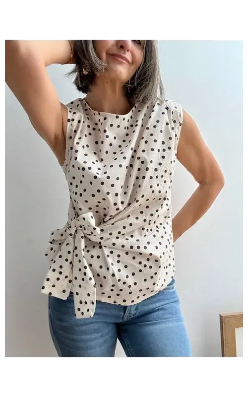 Blusa Sin Mangas de Lunares con Lazo Lateral