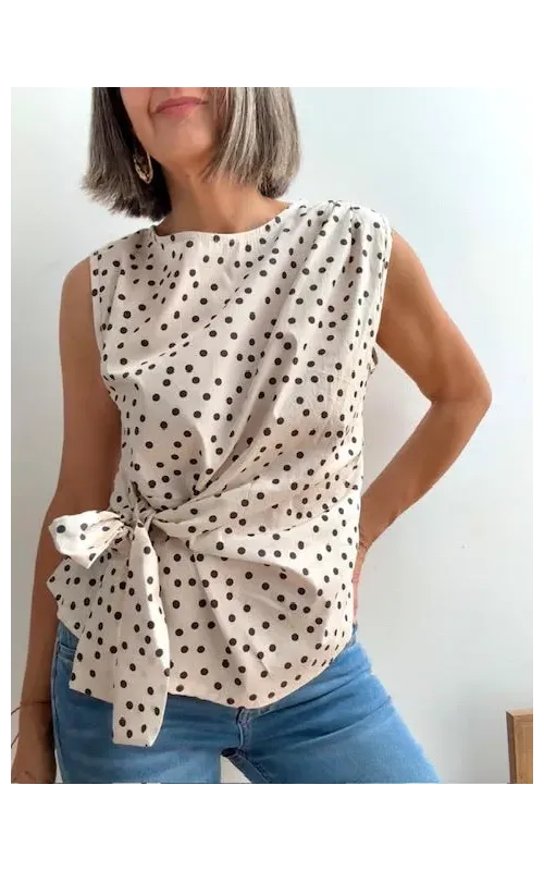 Blusa Sin Mangas de Lunares con Lazo Lateral