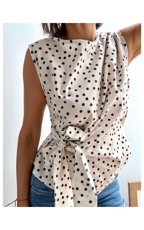 Blusa Sin Mangas de Lunares con Lazo Lateral