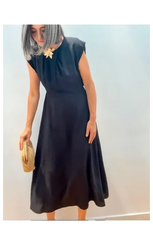 Vestido Negro Midi con Detalle Frontal