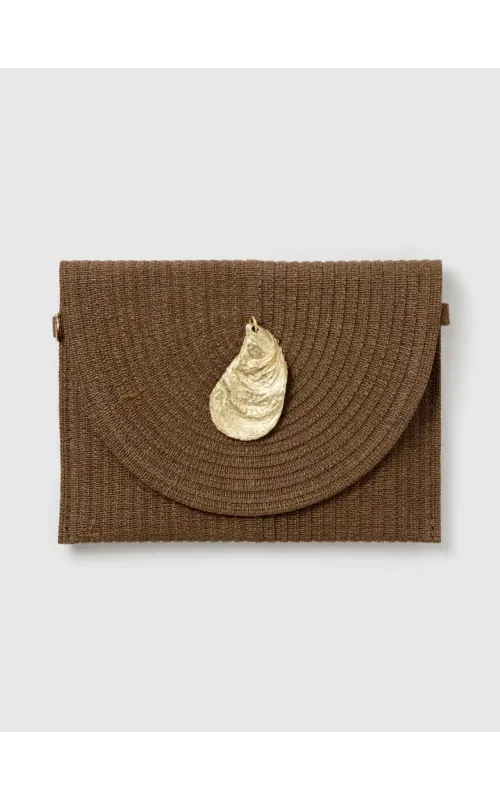 Bolso Cartera Tejido con Adorno Dorado Mate Marrón