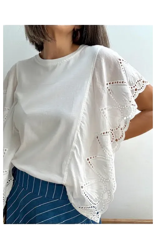 Camiseta Blanca con Mangas de Encaje