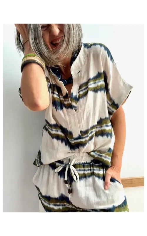 Blusa Ikat Verde y Azul con Cuello Partido
